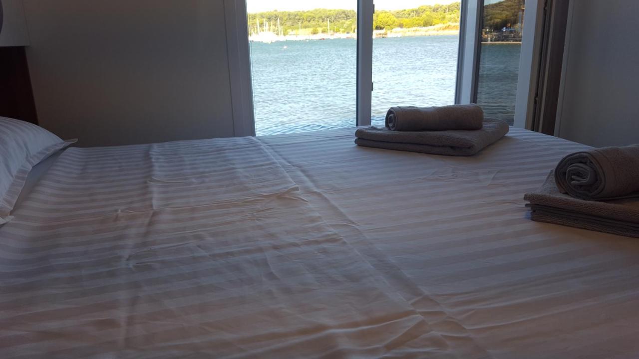 Villa House Boat - Floating House Astrid à Pula Extérieur photo